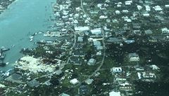 Letecký snímek ukazuje zdevastovanou zátoku na Bahamských ostrovech, které pár...