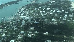 Letecký snímek ukazuje zdevastovanou zátoku na Bahamských ostrovech, které pár...