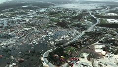 Letecký snímek ukazuje zdevastovanou krajinu na bahamském ostrov Abaco....
