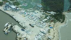 Vyplavené lod na pobeí na ostrov Abaco. Záchranái k evakuaci pouívají...