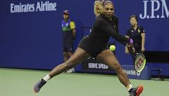 Serena Williamsová v akci bhem semifinále US Open.