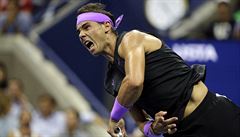 Rafael Nadal pi servisu na US Open.