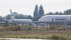 Ruské letadlo (vlevo) a ukrajinské letadlo (vpravo) po výmn vz na...