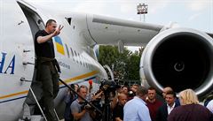 Reisér Oleh Sencov vystupuje z letadla po pti letech vznní v Rusku.