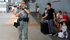 Zpísnné bezpenostní kontroly na hongkongském letiti.