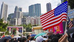 V Hongkongu zavlály americké vlajky.