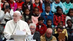 Pape Frantiek ení ped komunitou otce Opeka.