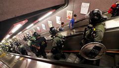 Poádková policie ve stanici metra Causeway Bay v Hongkongu.