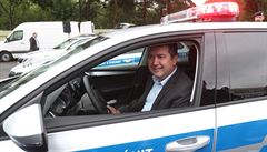 Ministr Hamáek na pedstavení prototyp voz pro policii.