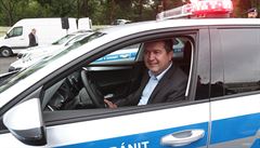 Ministr Hamáek na pedstavení prototyp voz pro policii.