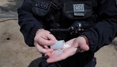 Policistka ukazuje zabavenou dávku cracku. | na serveru Lidovky.cz | aktuální zprávy