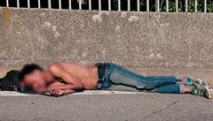 Jeden z narkoman leící na ulici.