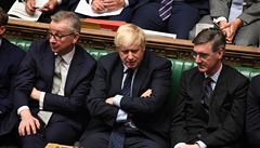 Britský premiér Boris Johnson (uprosted), ministr Michael Gove (vlevo) a lídr...