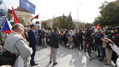 Protestní akce proti zakrytí sochy kontroverzního marála Ivana Konva.