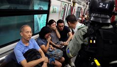 Policisté zasahovali v metru v Hongkongu