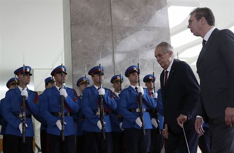 esk prezident Milo Zeman prochz kolem nastoupen estn stre ped...