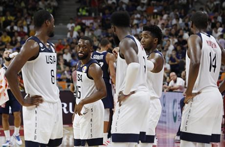 Zklamaní basketbalisté USA po prohe s Francií ve tvrtfinále MS.