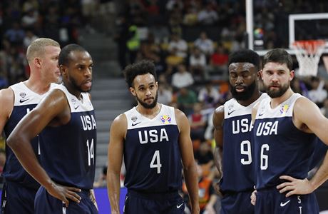 Zklamaní basketbalisté USA po prohe se Srbskem