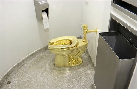 Osmnáctikarátový zlatý záchod z Blenheimského paláce nedaleko Oxfordu.