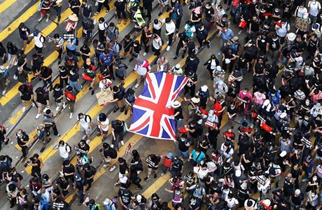 Protivládní demonstranti s britskou vlajkou