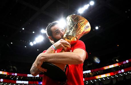 Nejuitenjí hrá mistrovství svta Ricky Rubio se raduje s trofejí pro...
