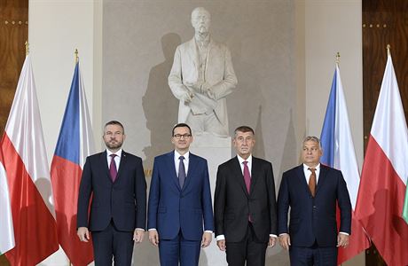 Zleva Peter Pellegrini, Mateusz Morawiecki, Andrej Babi a Viktor Orbán,...