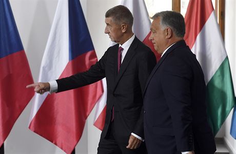esk premir Andrej Babi (vpravo) pivtal maarskho kolegu Viktora Orbna...