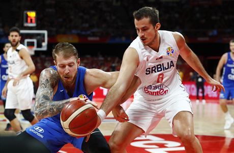 Srb Nemanja Bjelica obral eskho basketbalistu Patrika Audu o m.