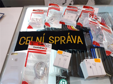 Celní správa zabavila pad�lané p�íslu�enství k smartphon�m firmy Apple.