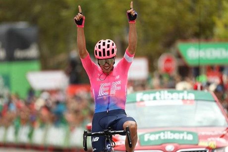 Kolumbijský cyklista Sergio Higuita se raduje z vítězství na Vueltě.