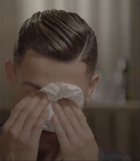 Cristiano Ronaldo brečí v ranní show.