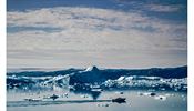Plavba zálivem mezi ledovými krami u města Tiniteqilaaq, v dáli je vidět...
