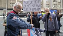 Demonstranti chtj dat zastupitele o odvoln starosty Ondeje Kole.