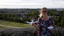 Aktivistka Linda Davidsen pzuje s dronem pobl letit Heathrow.