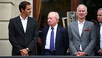 Ti nejvt hvzdy sv ry - Roger Federer (vlevo), Rod Laver (uprosted) a...