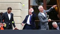 Rod Laver, Joe McEnroe a Rafael Nadal házejí míčky nadšeným fanouškům.