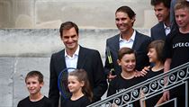Rafael Nadal, Roger Federer a Dominic Thiem s místními dětmi.