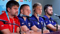 Ruský asistent trenéra Alexandr Vojtov na tiskové konferenci.