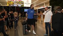 Ondřej Balvín se vítá na letišti v Praze s fanoušky.