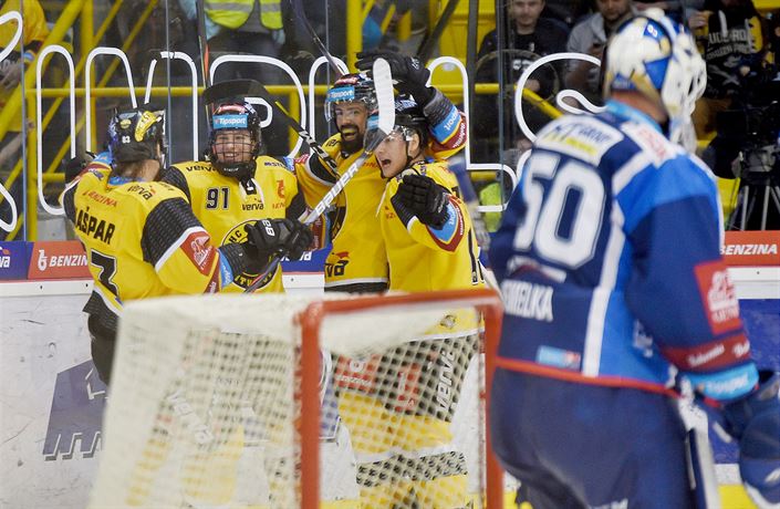 Jan Myák slaví svoji branku se spoluhrái.