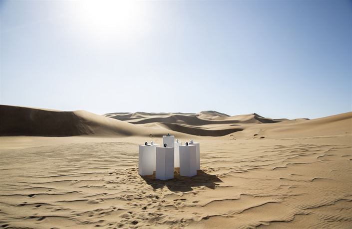 Instalace TOTO FOREVER. �est reproduktor� na solární pohon kdesi uprost�ed...