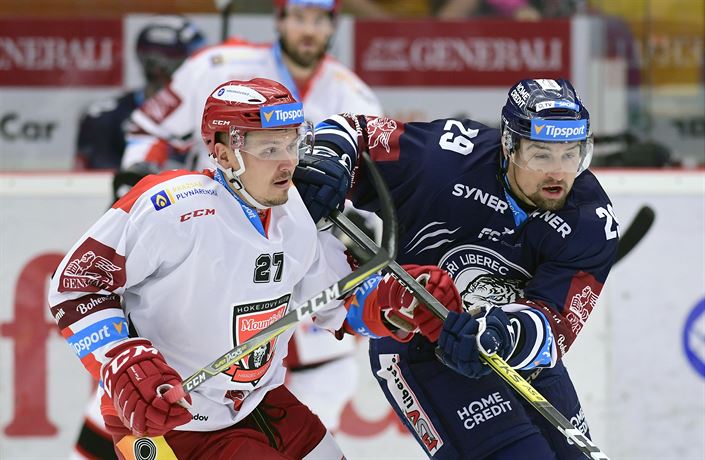 Zleva Oskars Cibulskis z Hradce Králové a Vratislav Kunst z Liberce.