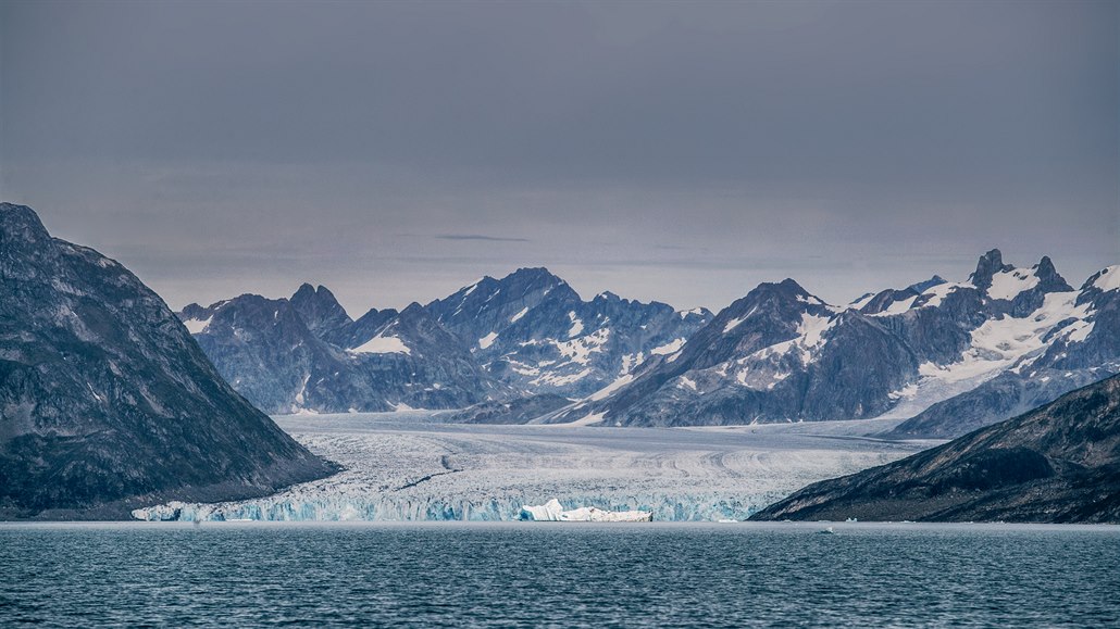 Rasmussenův ledovec z dálky vypadá nenápadně, ale jeho výška těsně u moře...