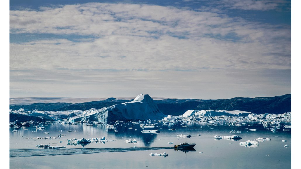 Plavba zálivem mezi ledovými krami u města Tiniteqilaaq, v dáli je vidět...