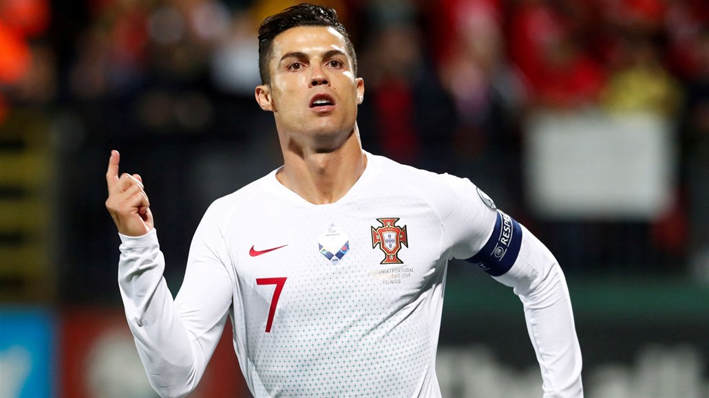 Cristiano Ronaldo slaví jeden ze čtyř gólů v síti Litvy.