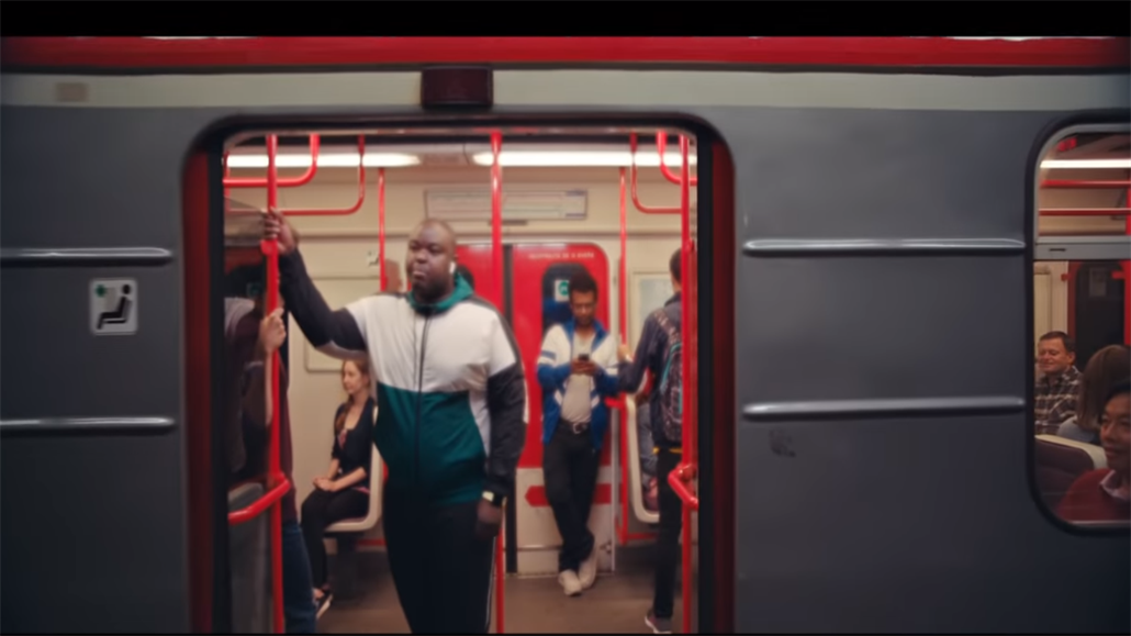 V novém reklamním spotu se objevuje praské metro.