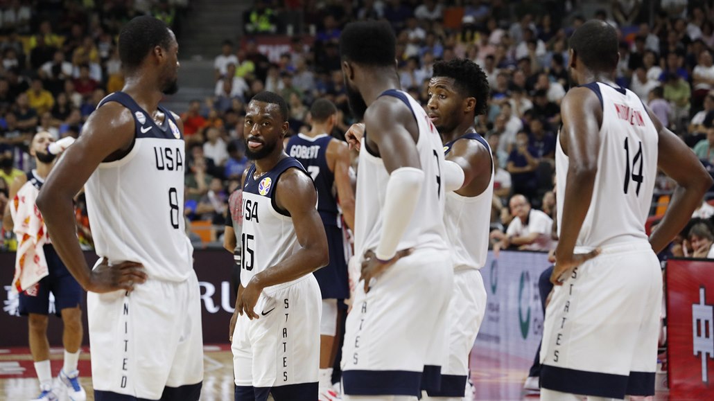 Zklamaní basketbalisté USA po prohe s Francií ve tvrtfinále MS.