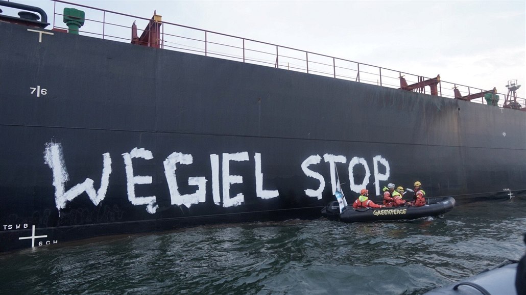 Na bok lodi nastíkali nápis: Stop uhlí.