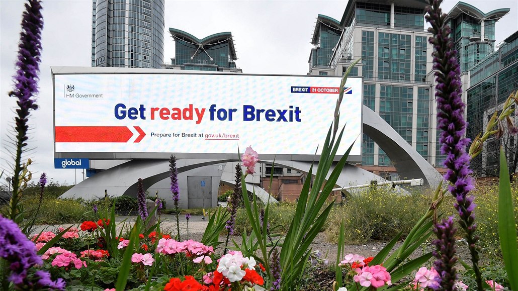Elektronická reklamní tabule placená britskou vládou v Londýn informuje lidi,...