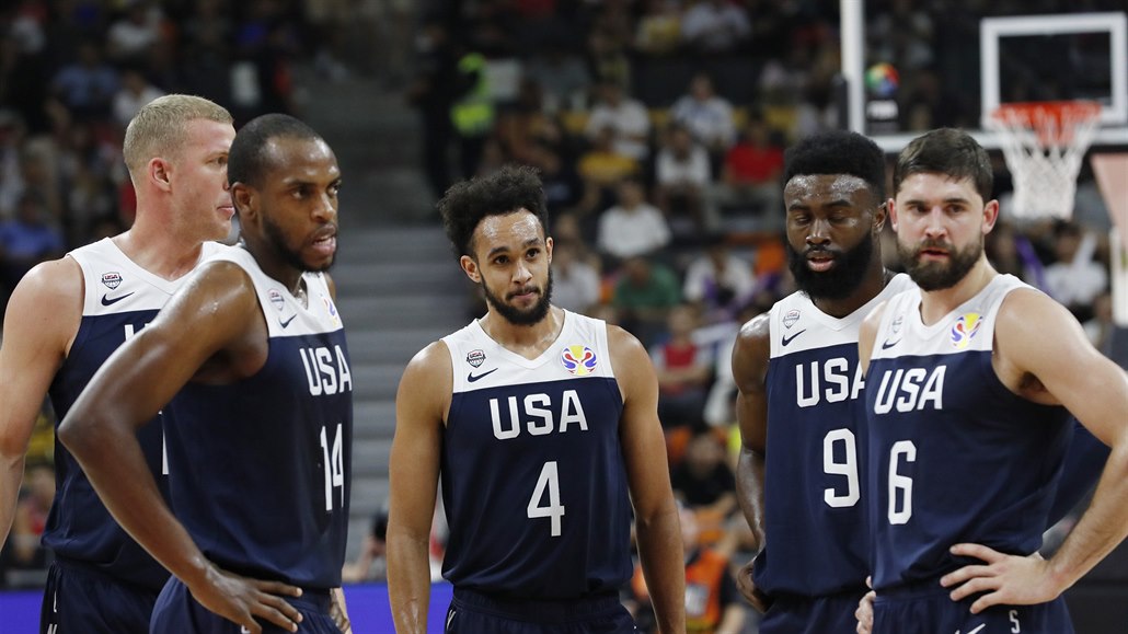 Zklamaní basketbalisté USA po prohe se Srbskem